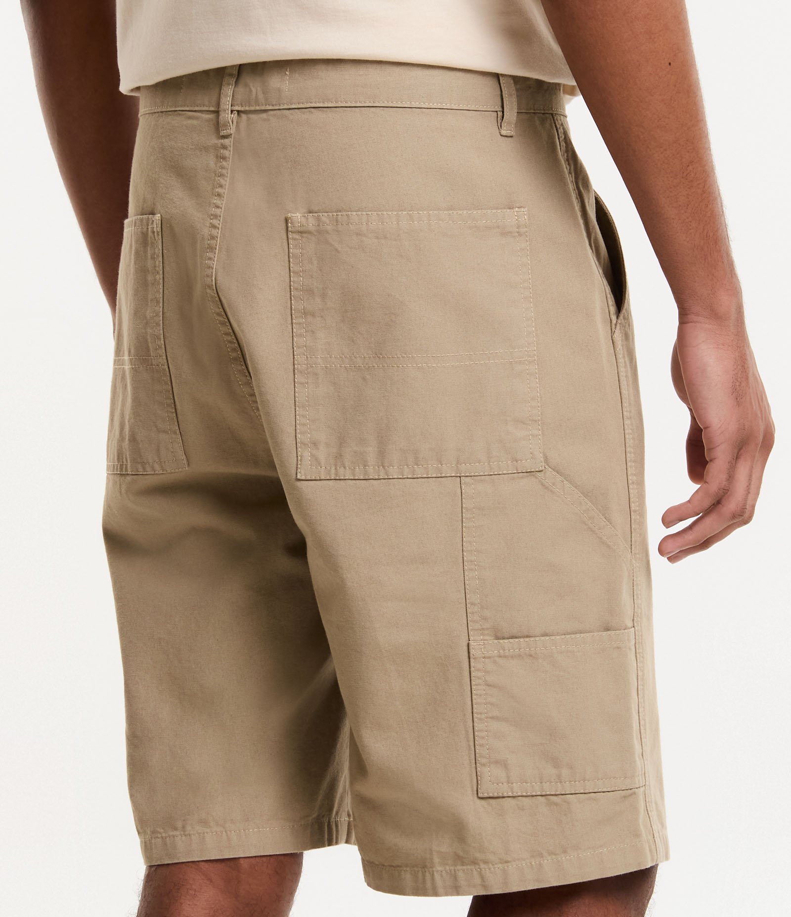 Bermuda Reta Loose em Sarja com Bolsos Cargo Bege