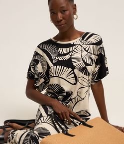 Vestido Midi em Viscose com Estampa Coqueiros Contrastantes