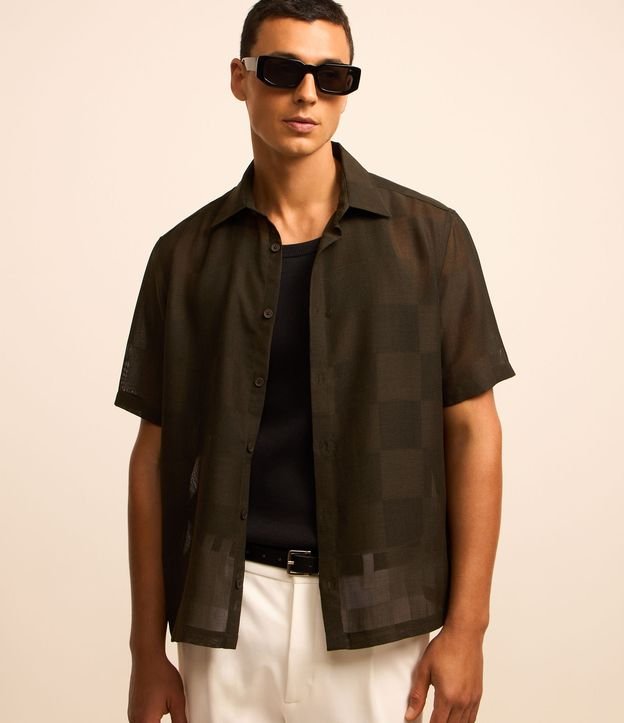 Camisa com Textura Estampa Xadrez e Gola Lapela