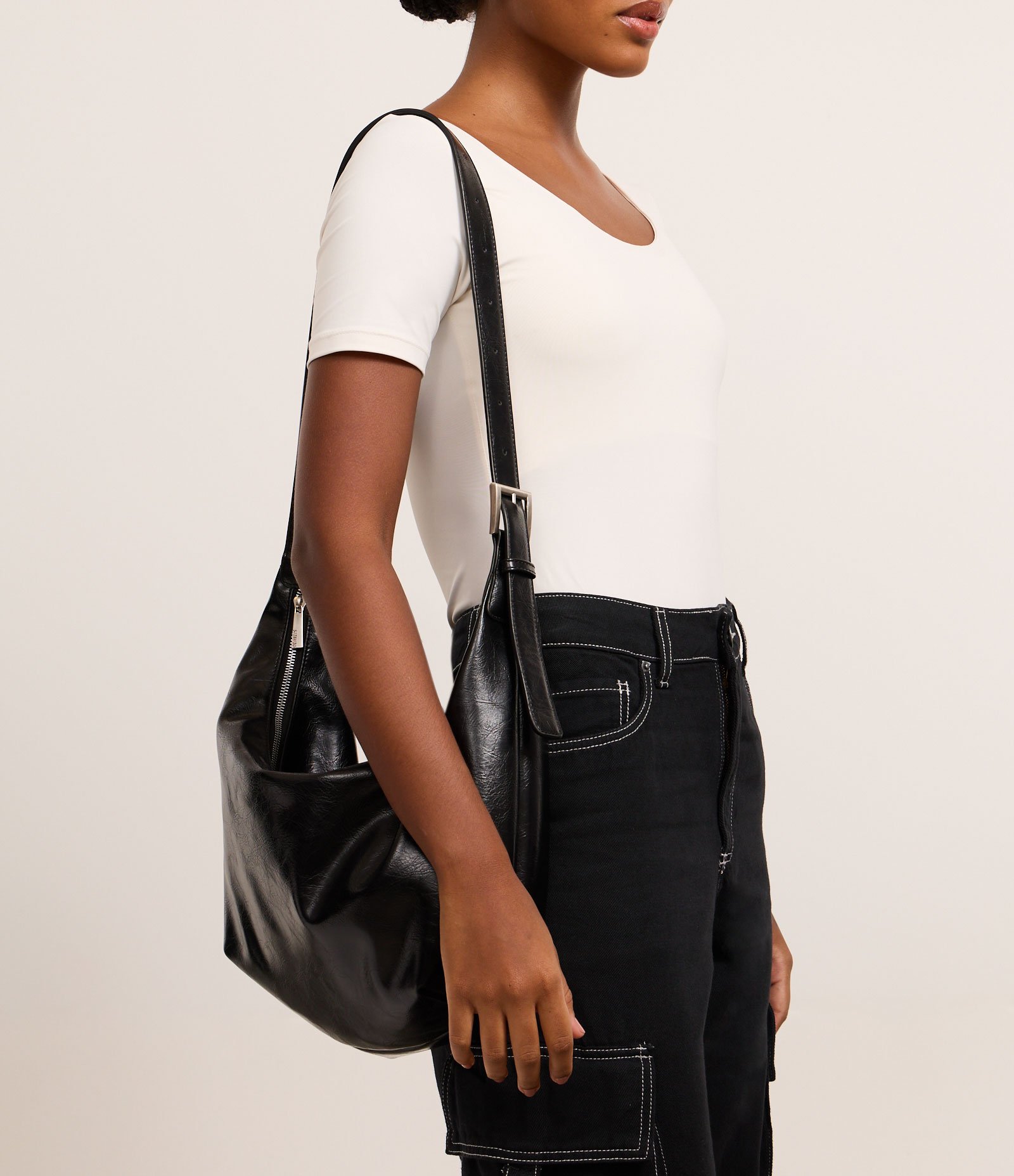 Bolsa Hobo Grande com Alça Regulável Preto 1