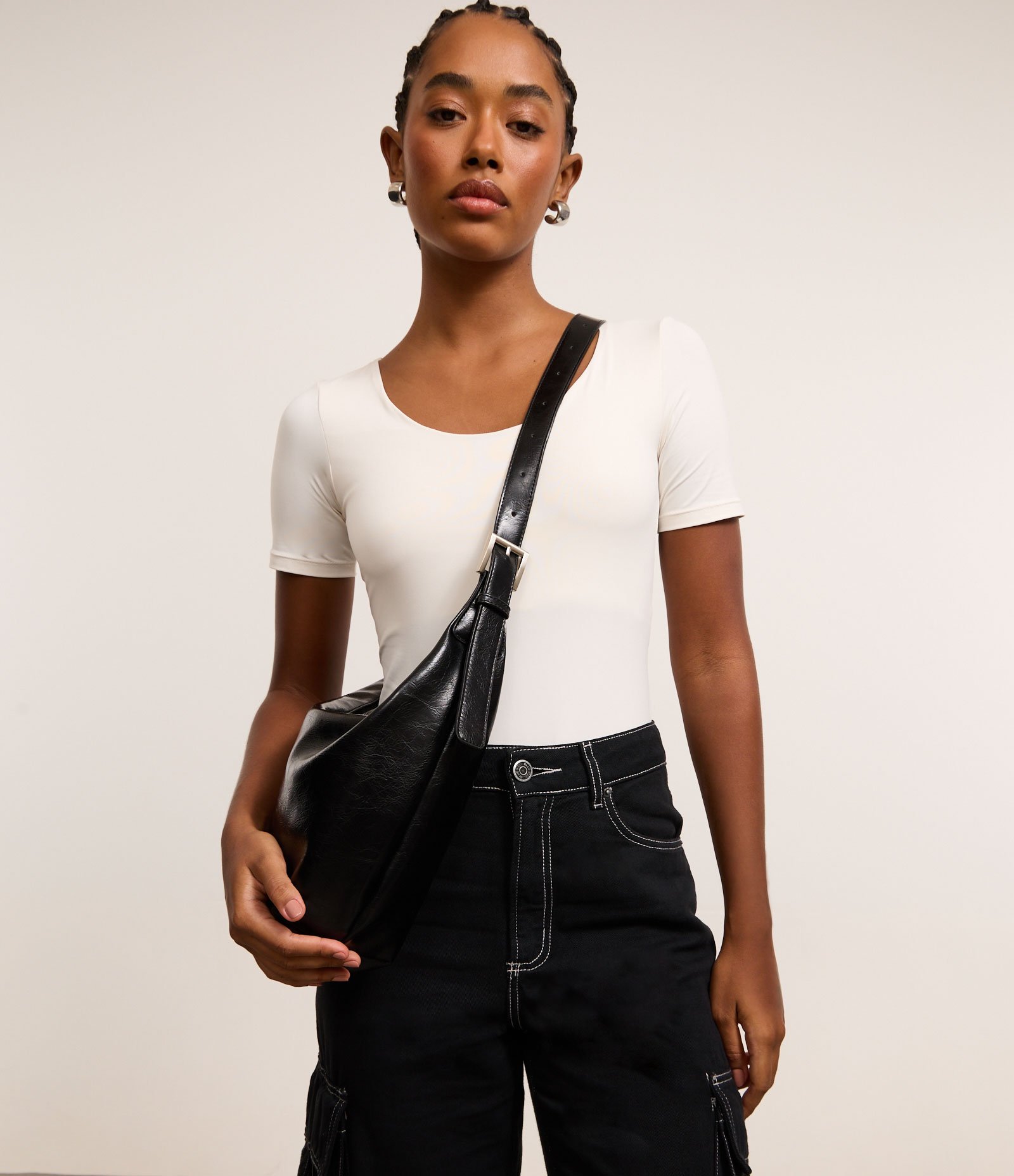 Bolsa Hobo Grande com Alça Regulável Preto 7