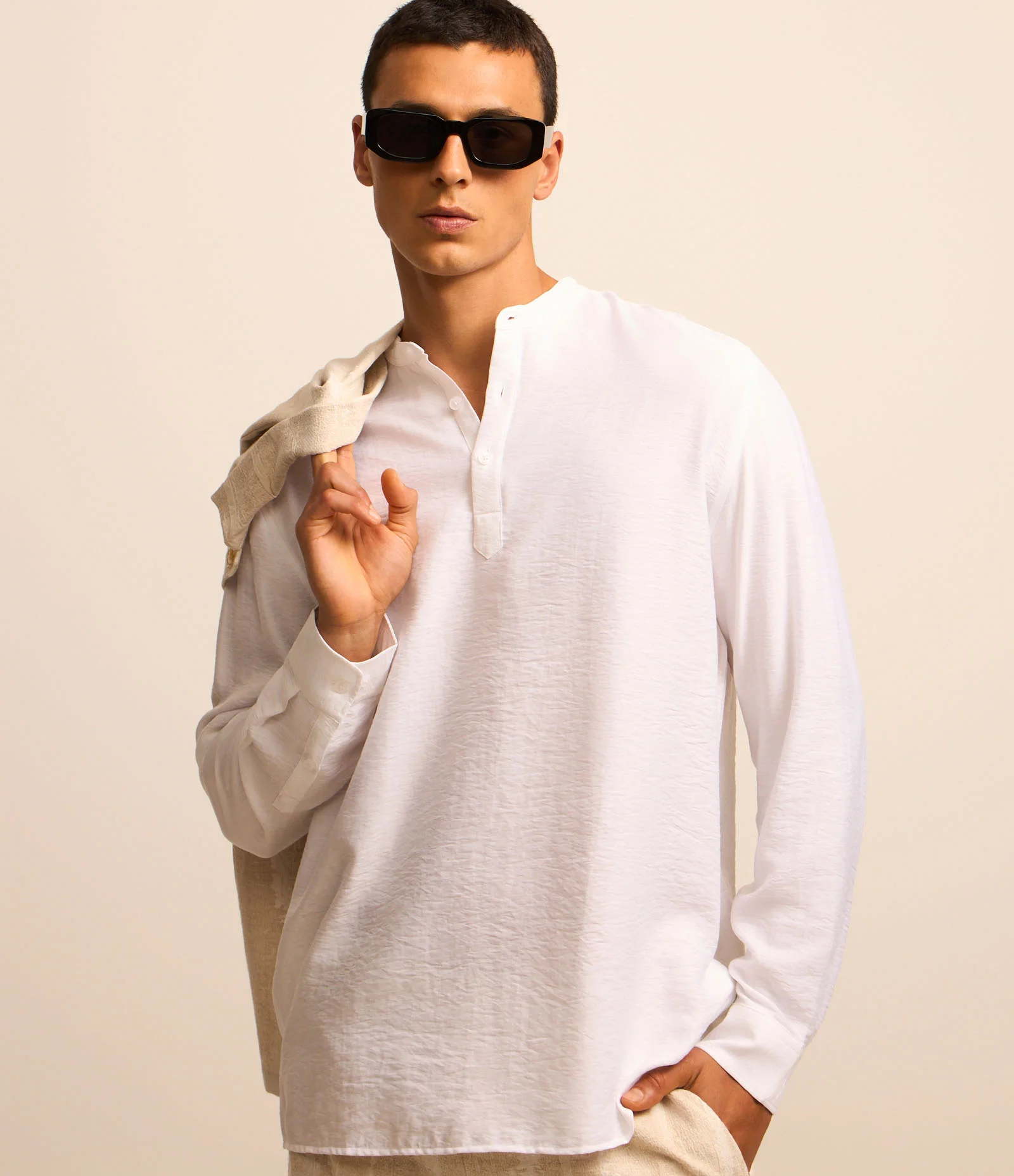 Camisa em Tricoline Acetinada com Gola Padre Branco 1