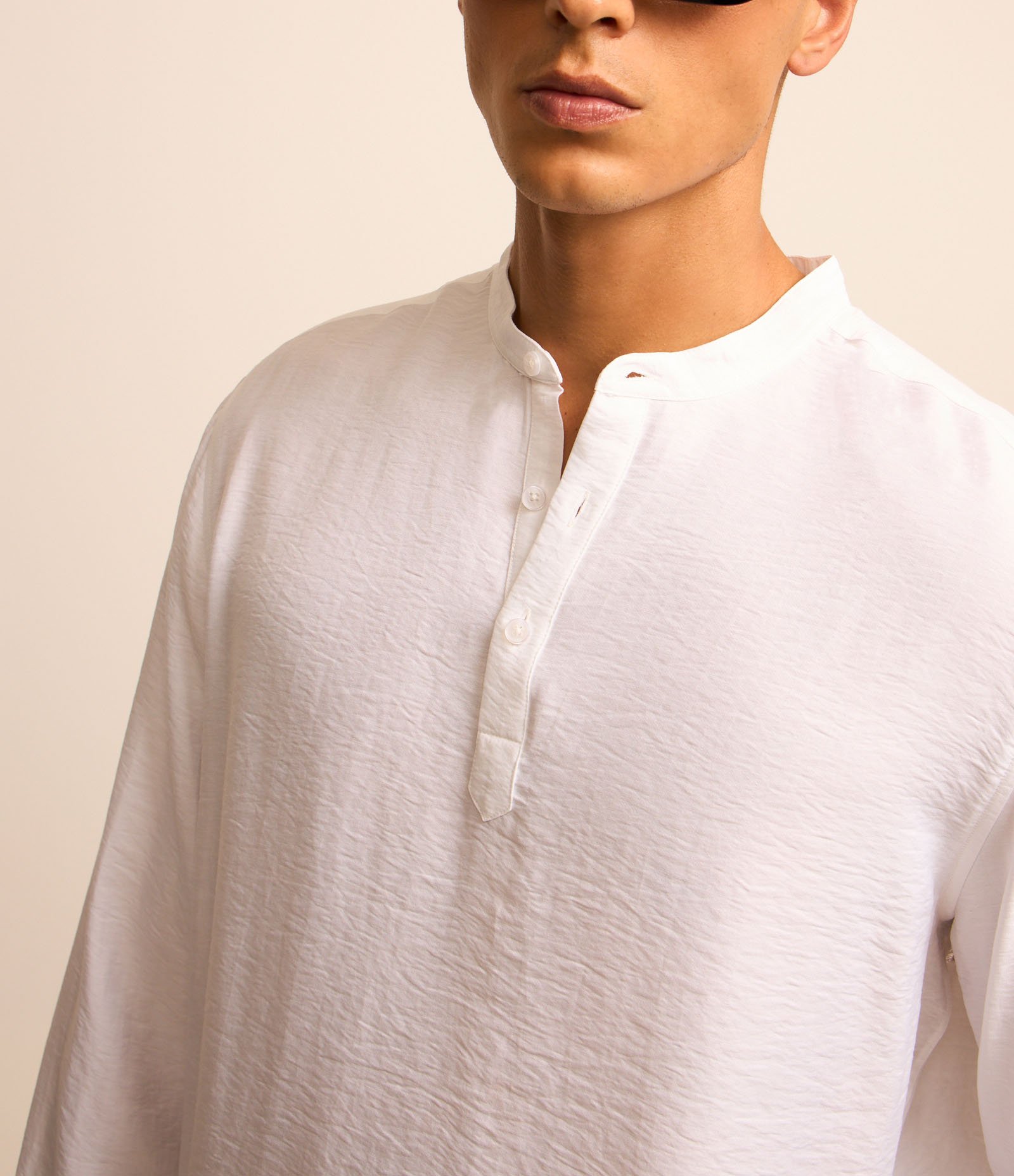 Camisa em Tricoline Acetinada com Gola Padre Branco 4