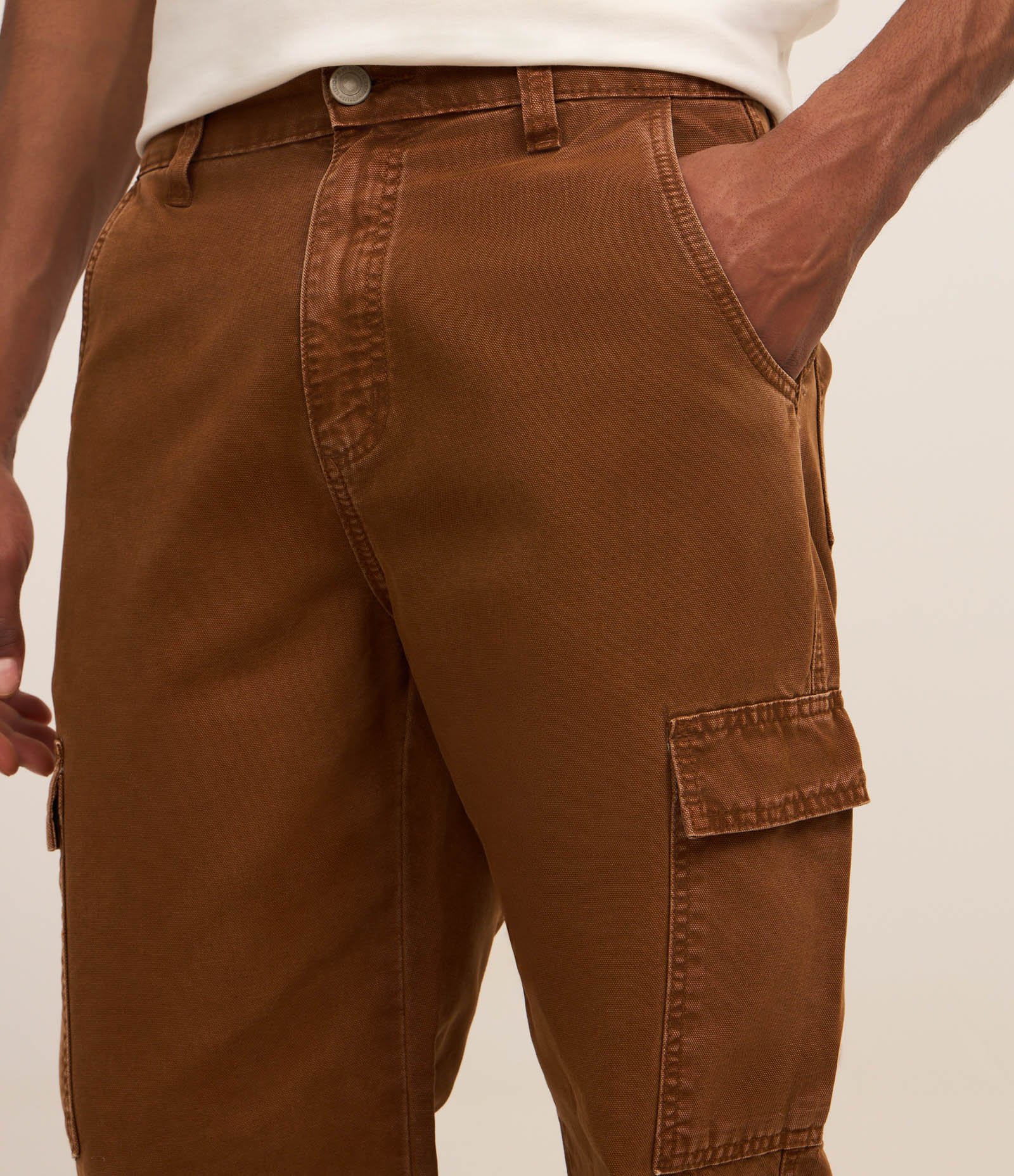 Calça Baggy em Sarja com Bolso Cargo Marrom 4