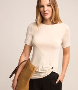 Blusa em Viscose com Detalhe Puxadinho Frontal