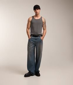 Calça Jeans com Lavagem Dirty e Bordado