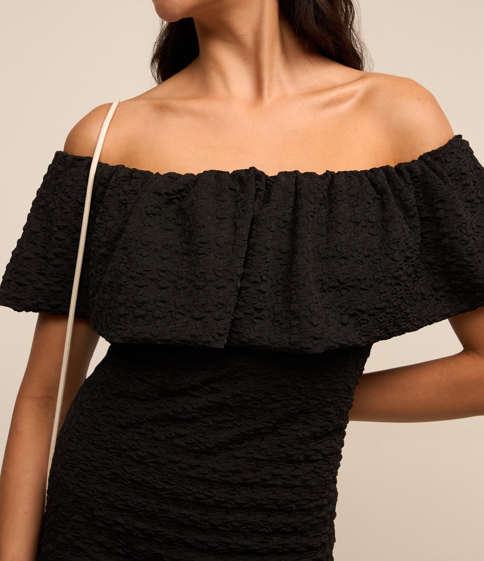 Vestido Ombro a Ombro com Babado e Texturas Preto 4