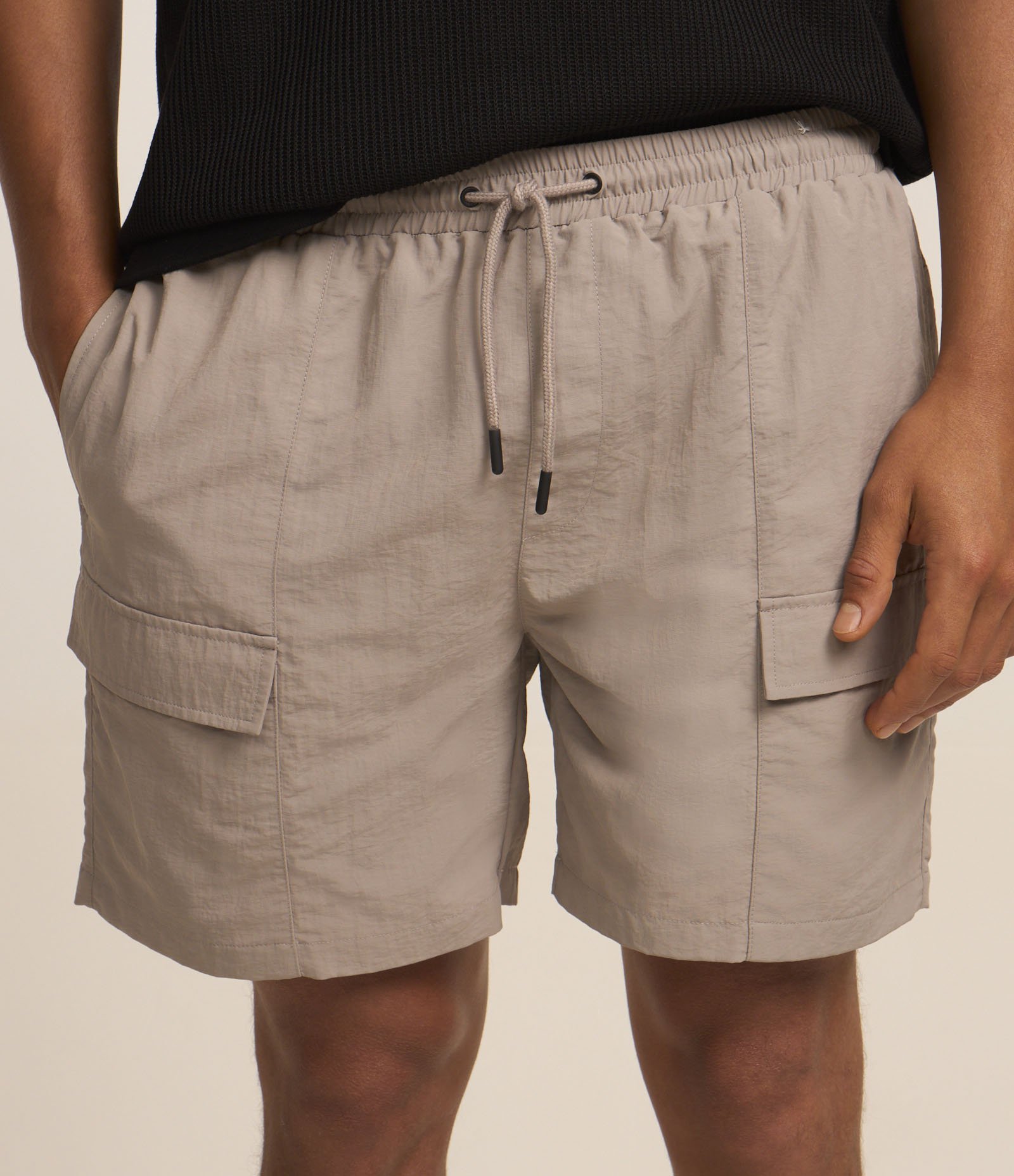 Bermuda em Microfibra com Bolso Cargo Cinza 3