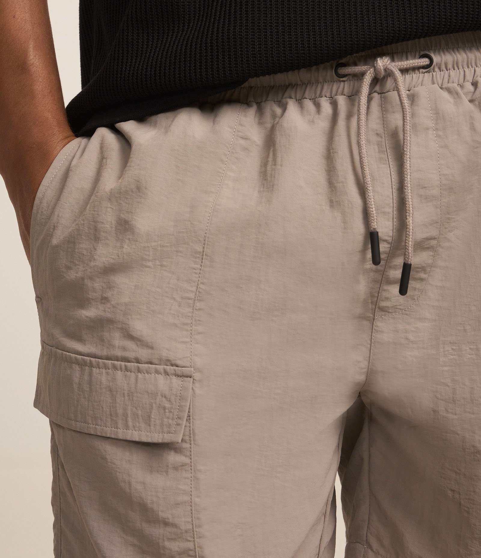 Bermuda em Microfibra com Bolso Cargo Cinza 4