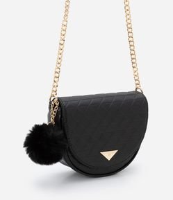 Bolsa Meia Lua Pequena com Textura Matelassê e Alça de Corrente com Pompom