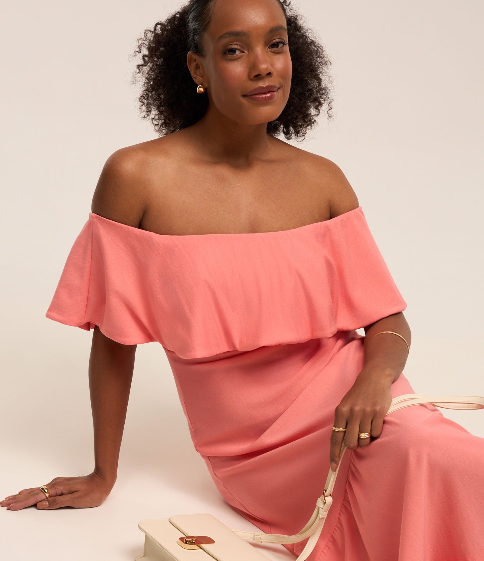 Vestido Ombro a Ombro New Midi em Viscose com Babados Rosa Coral 2