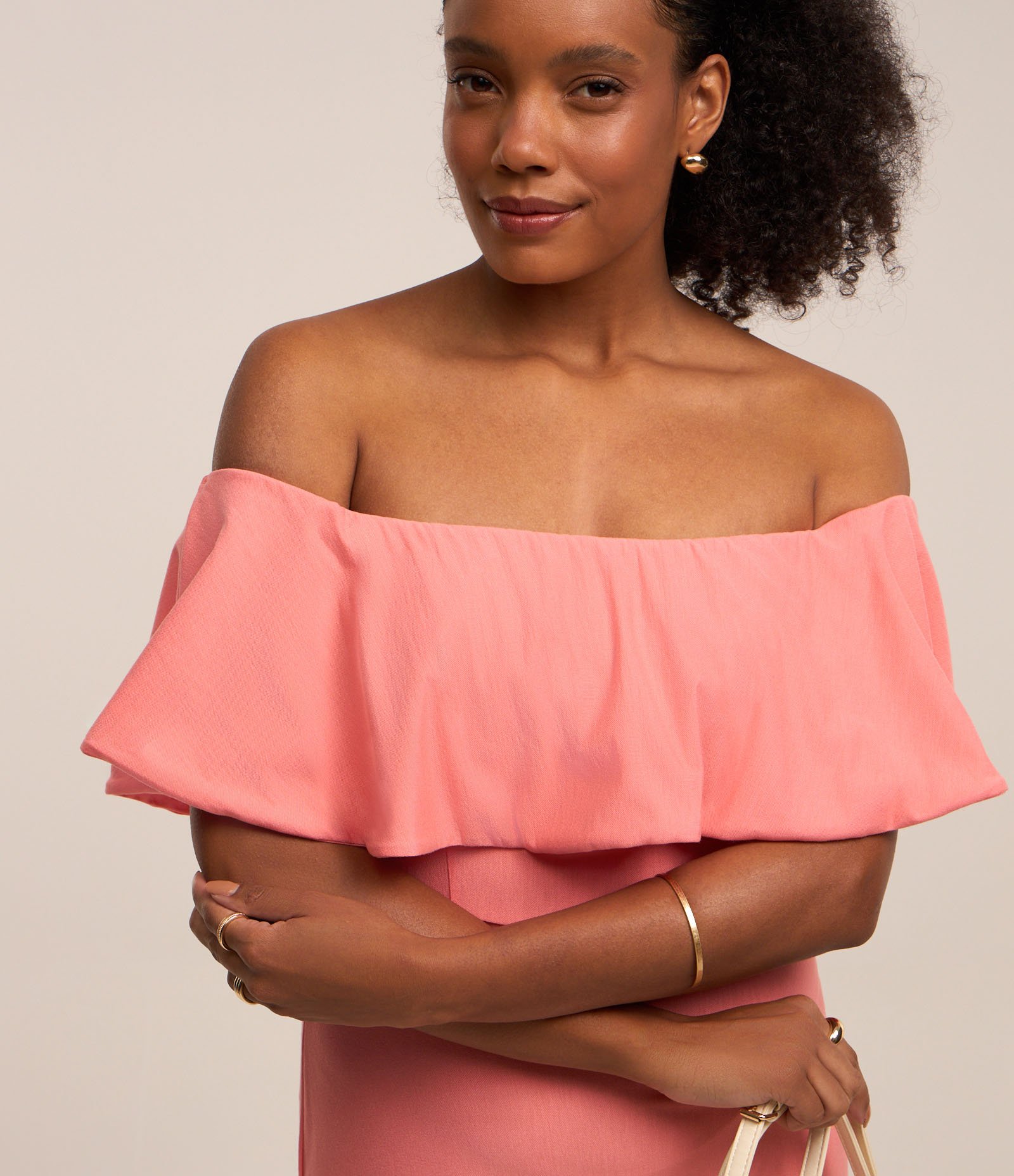 Vestido Ombro a Ombro New Midi em Viscose com Babados Rosa Coral 3