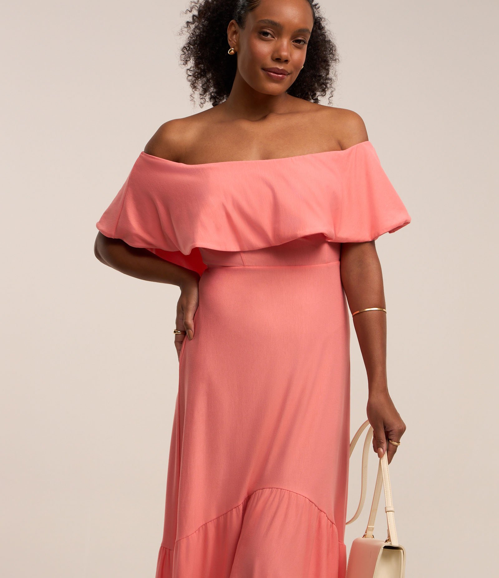 Vestido Ombro a Ombro New Midi em Viscose com Babados Rosa Coral 4