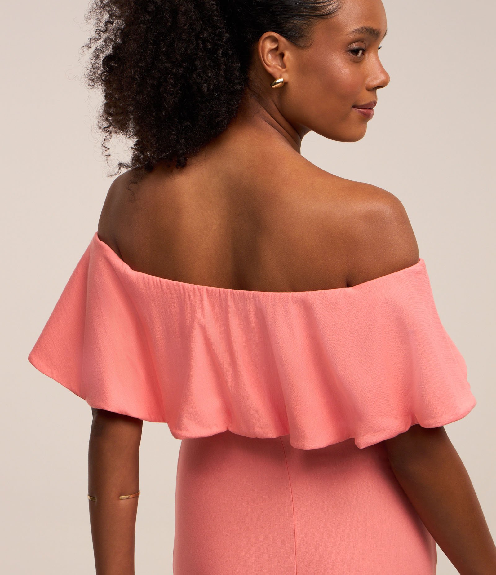 Vestido Ombro a Ombro New Midi em Viscose com Babados Rosa Coral 5