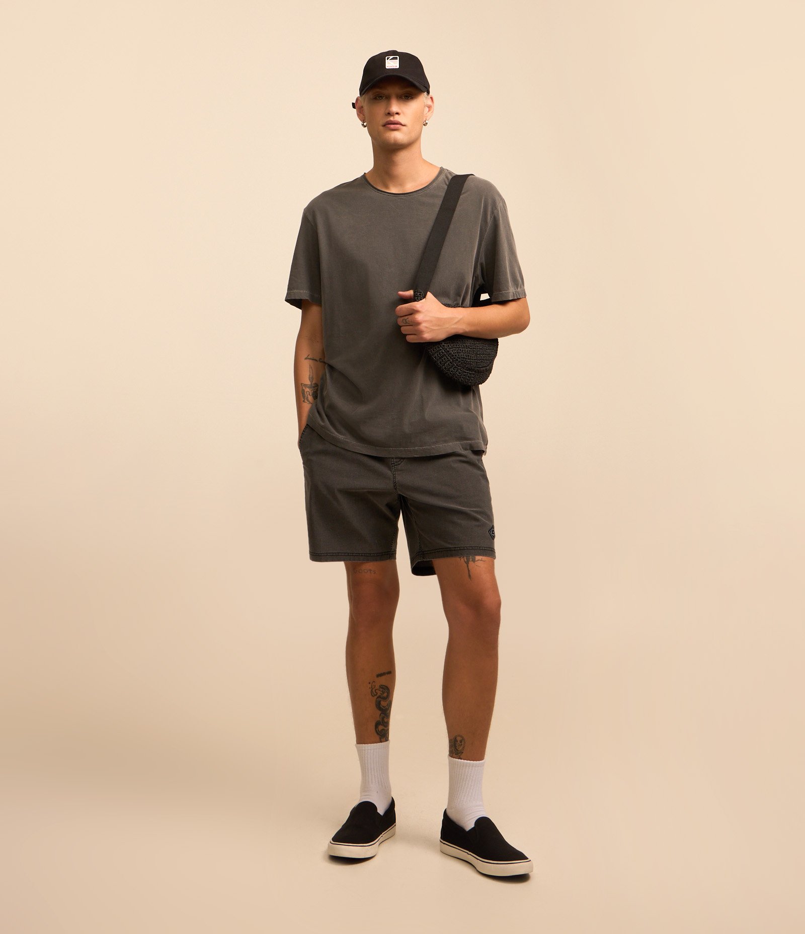 Bermuda em Microfibra Textura Lavada e Cós Elástico Preto 1