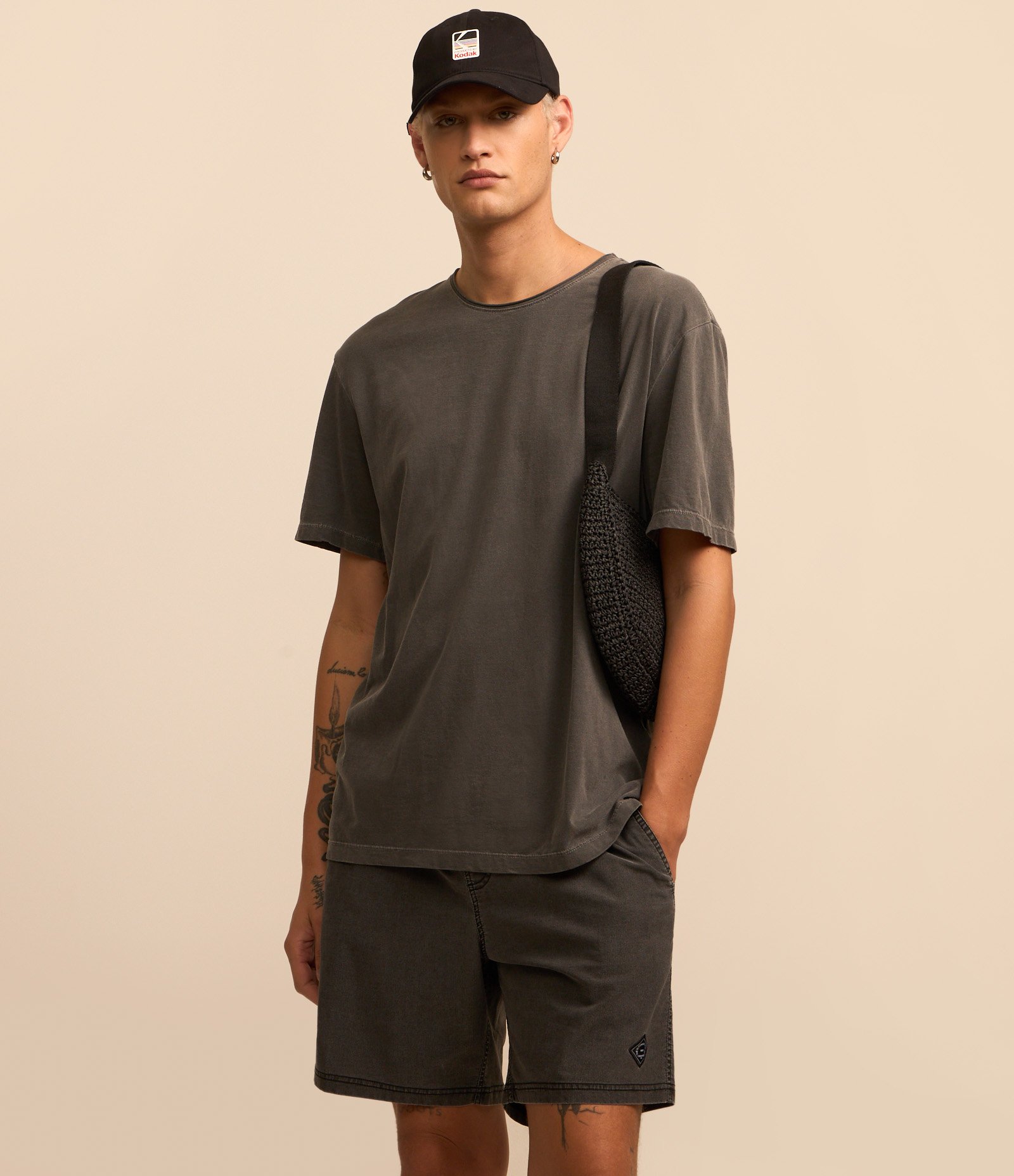 Bermuda em Microfibra Textura Lavada e Cós Elástico Preto 2