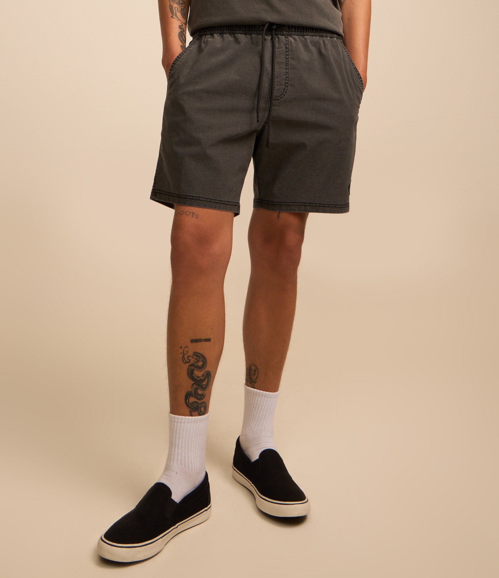 Bermuda em Microfibra Textura Lavada e Cós Elástico Preto 3