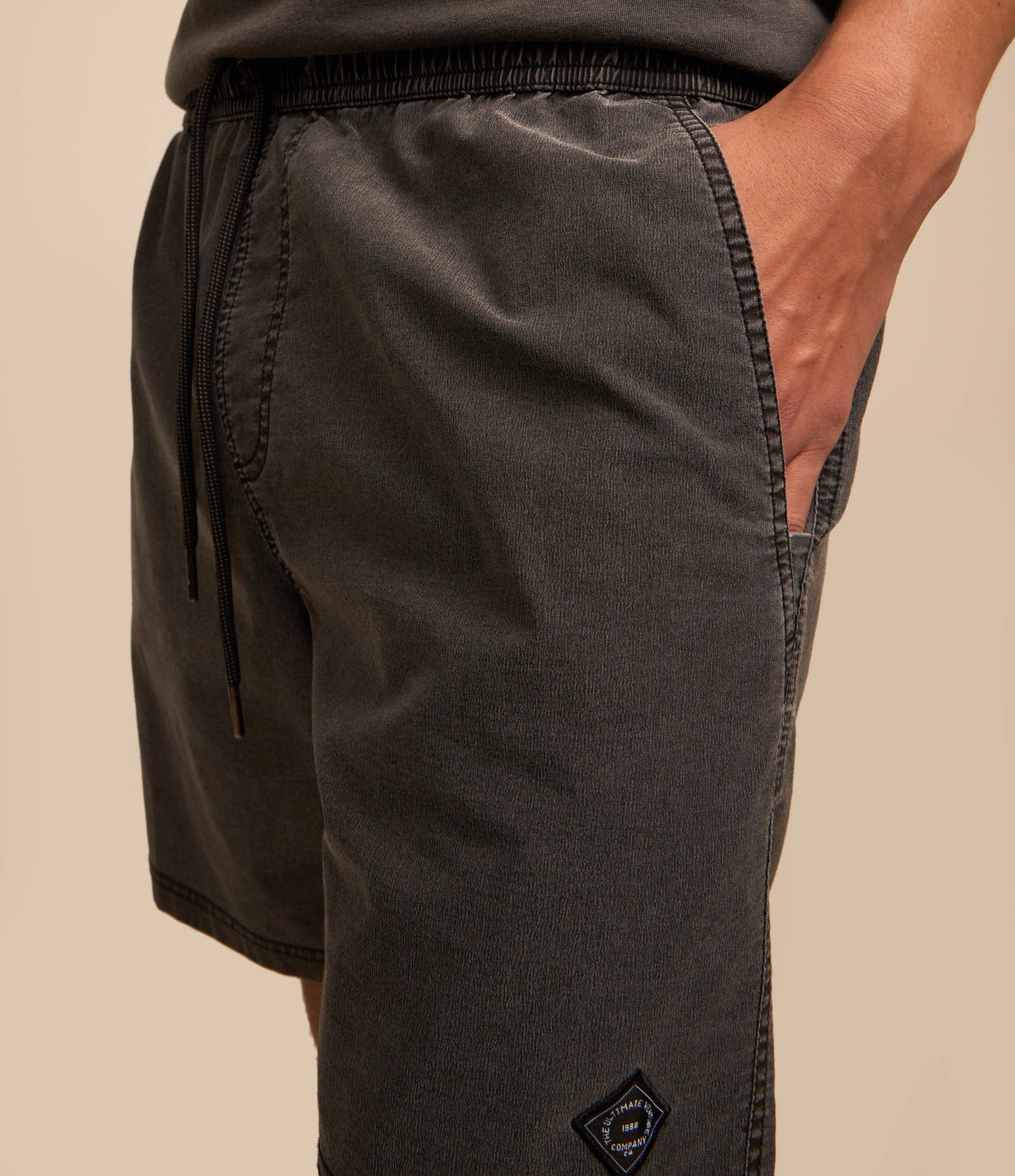 Bermuda em Microfibra Textura Lavada e Cós Elástico Preto 4