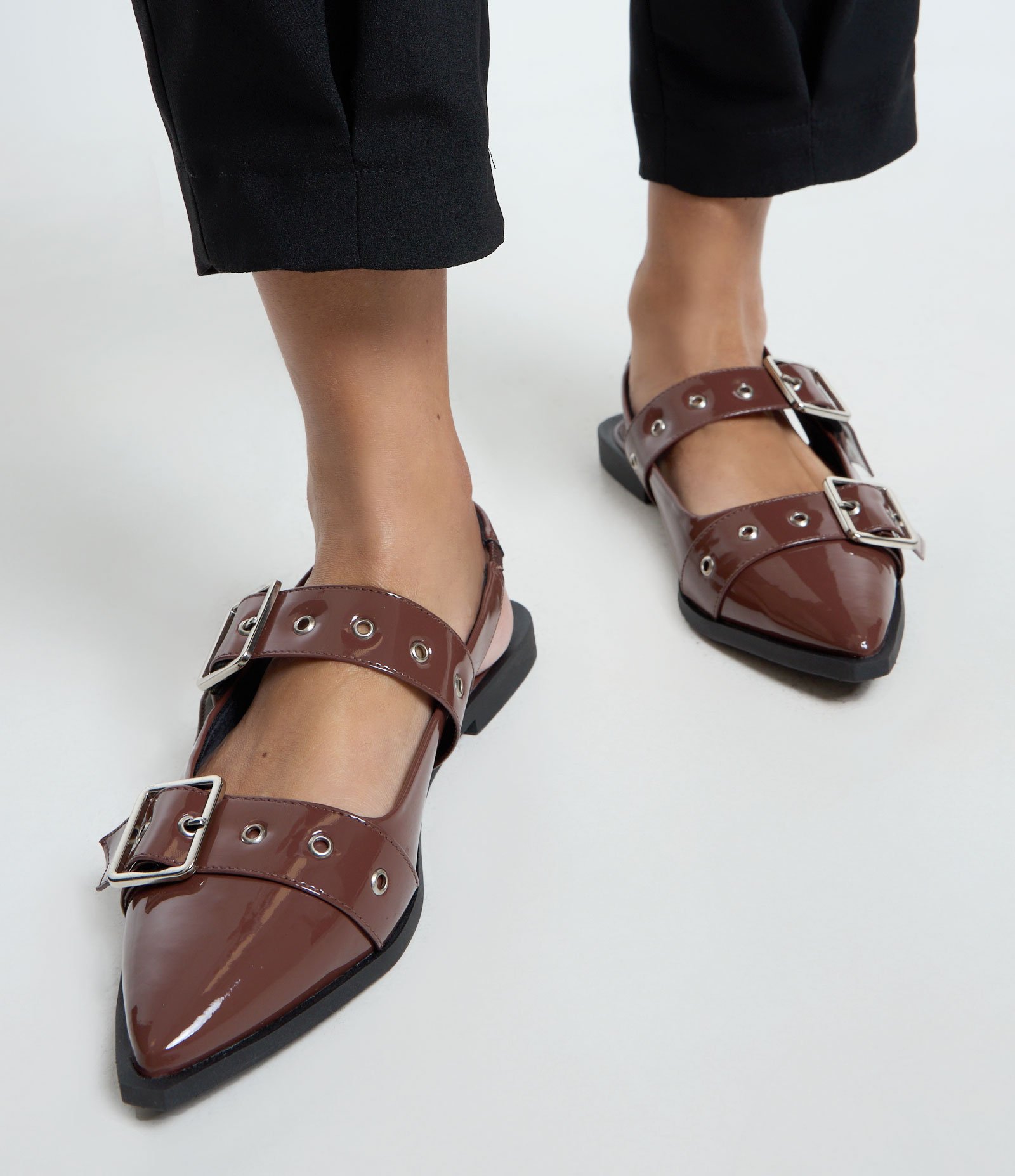 Sapatilha Slingback com Bico Fino e Fivelas 7