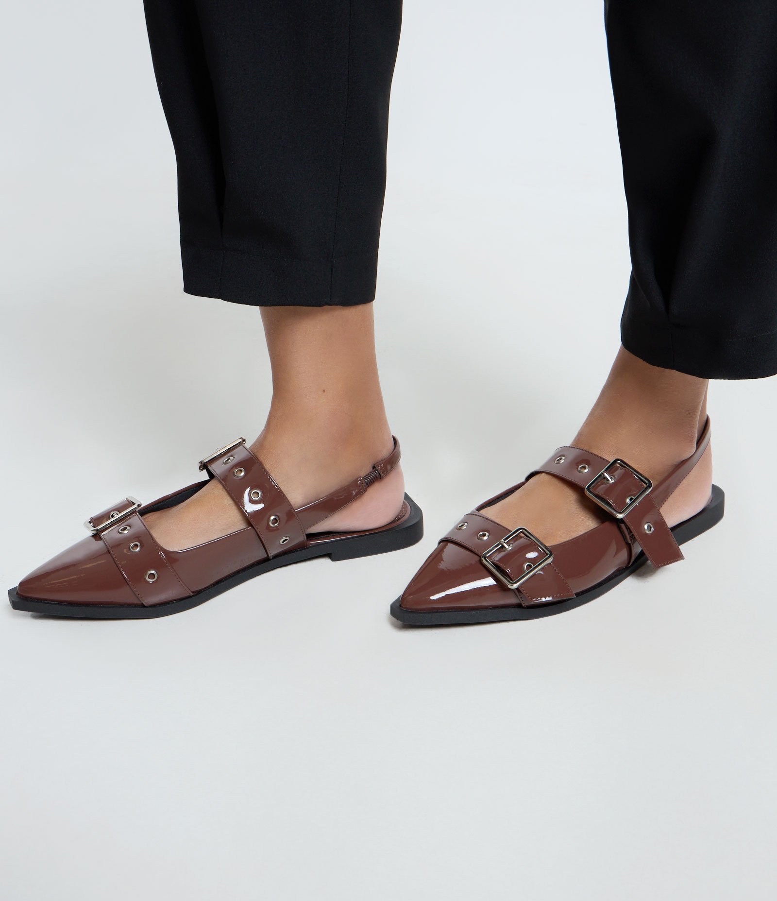 Sapatilha Slingback com Bico Fino e Fivelas 2