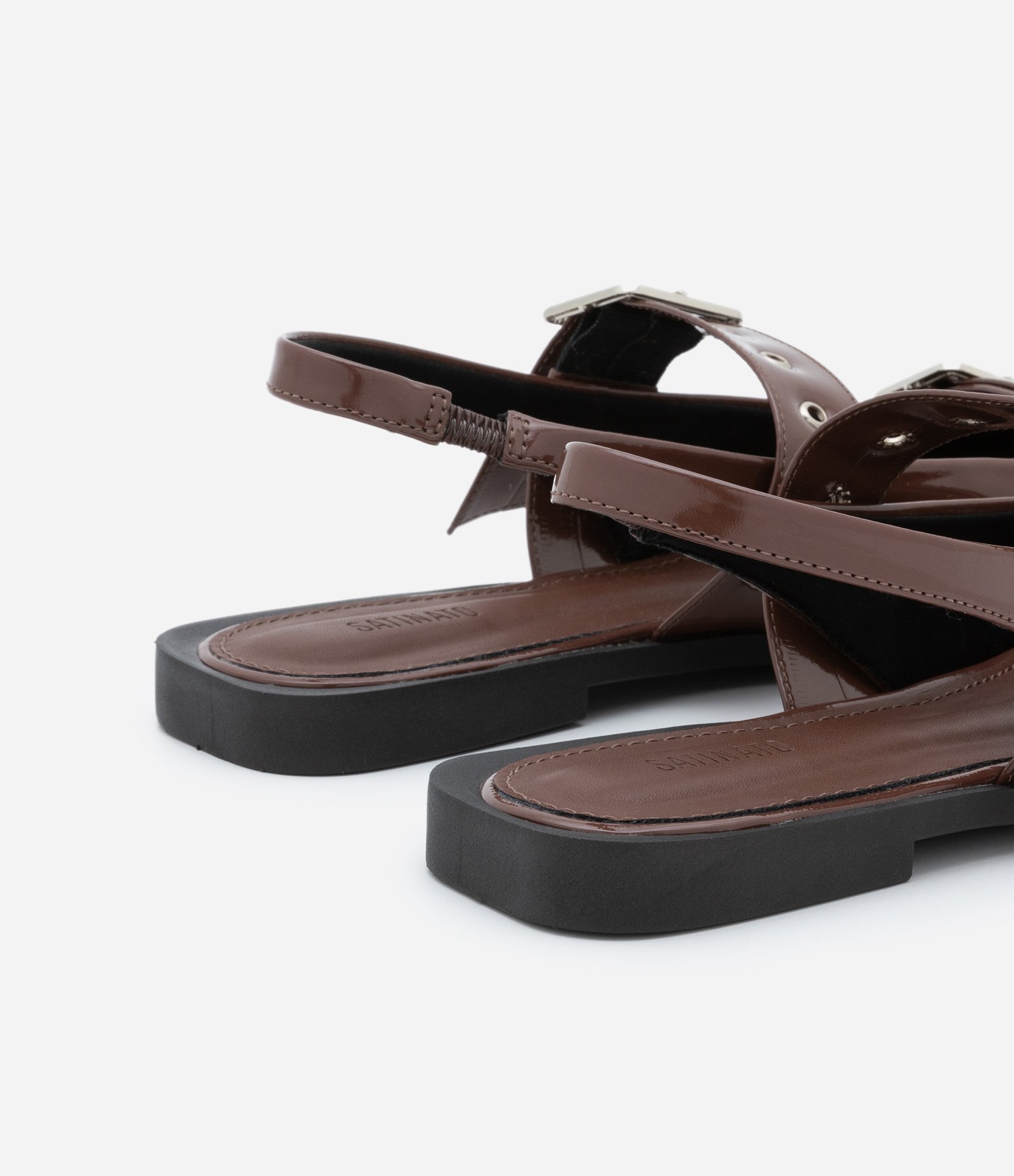 Sapatilha Slingback com Bico Fino e Fivelas 4