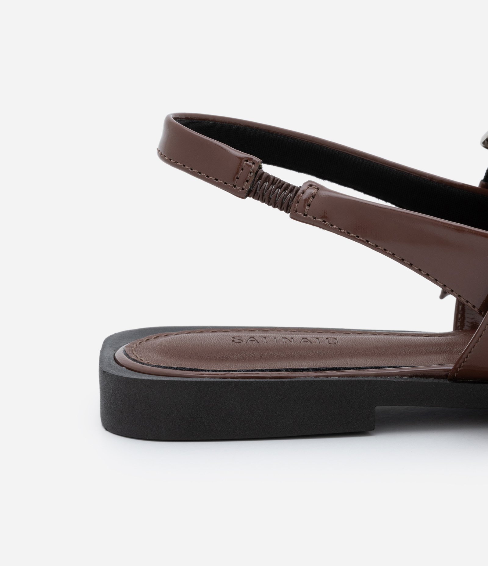 Sapatilha Slingback com Bico Fino e Fivelas 5