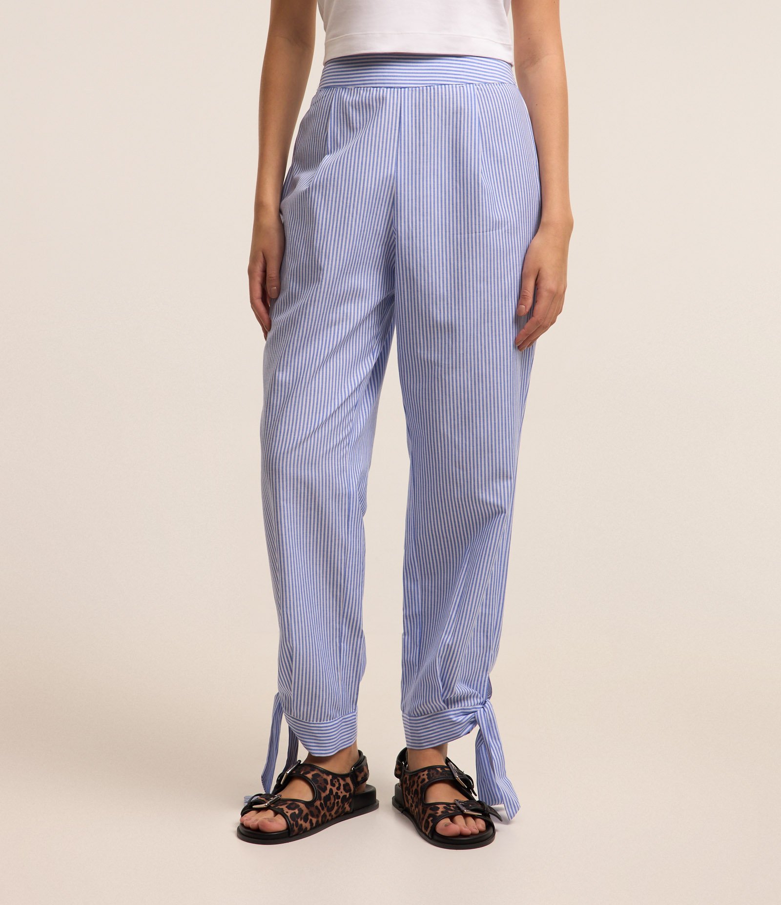 Calça Cenoura em Tricoline com Listras em Fio Tinto e Amarração na Barra Azul 2