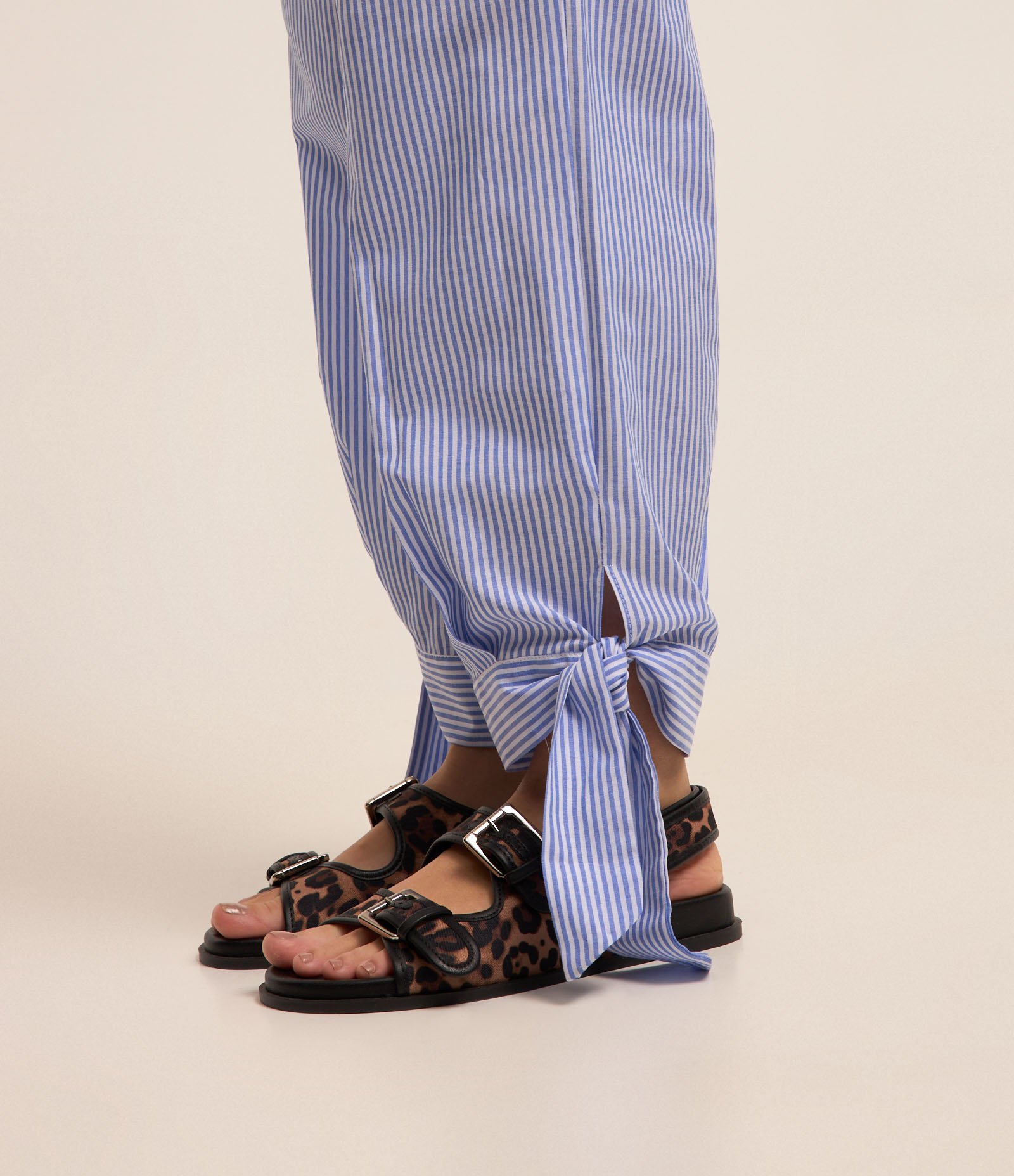 Calça Cenoura em Tricoline com Listras em Fio Tinto e Amarração na Barra Azul 4