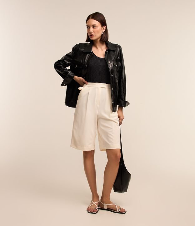 Bermuda Alongada com Modelagem Alfaiatada e Pregas