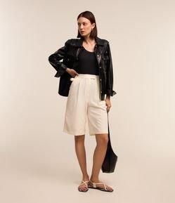 Bermuda Alongada com Modelagem Alfaiatada e Pregas