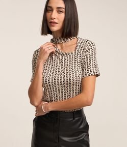 Blusa em Viscose com Gola Alta e Recorte Vazado