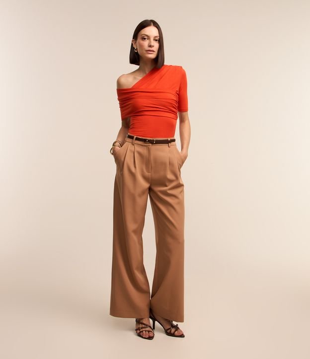Calça Pantalona Alfaiatada com Pregas e Fechamento Frontal