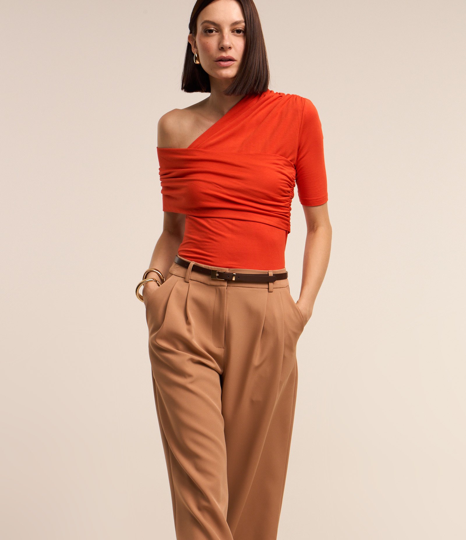 Calça Pantalona Alfaiatada com Pregas e Fechamento Frontal Bege 2