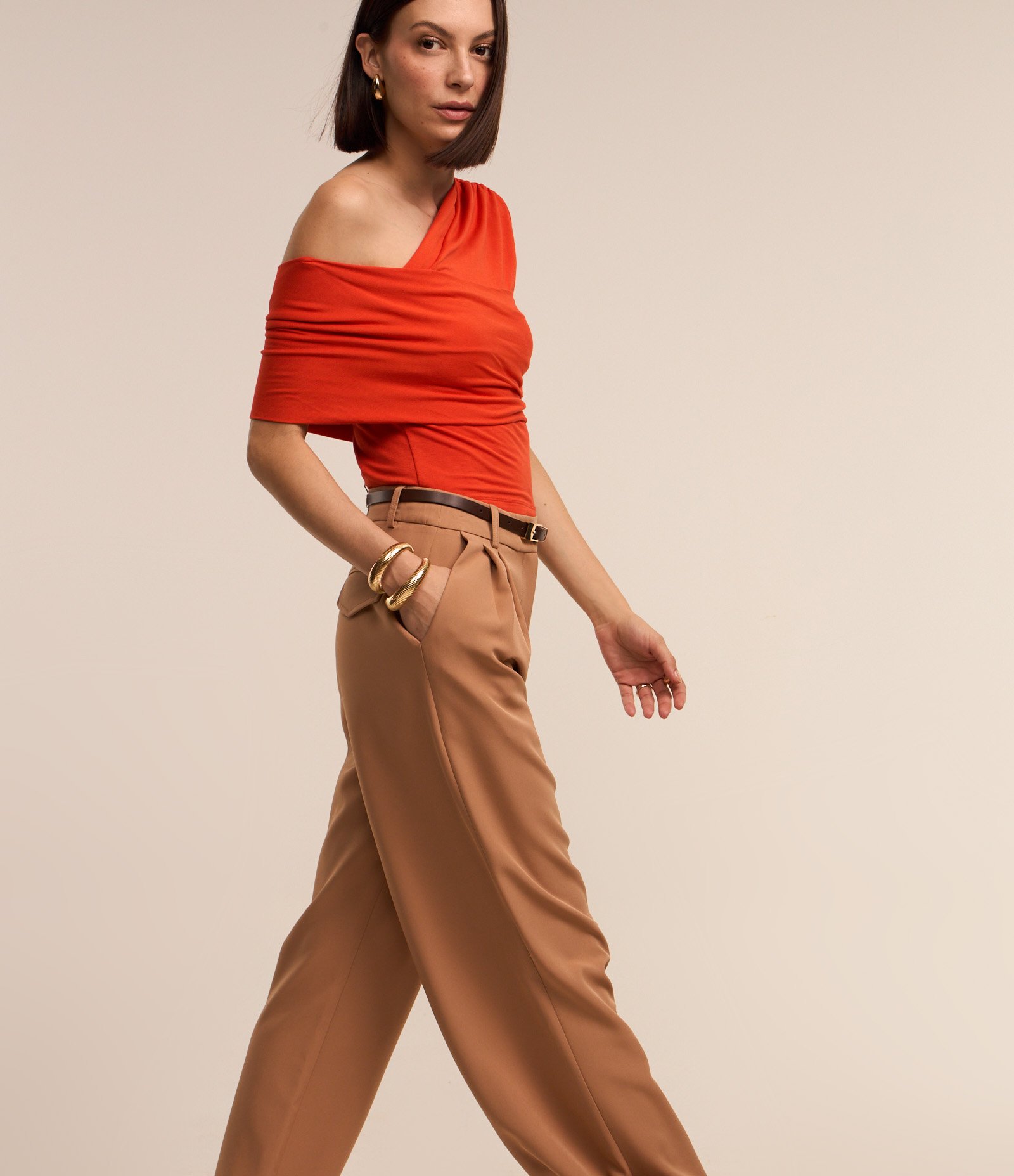 Calça Pantalona Alfaiatada com Pregas e Fechamento Frontal Bege 5