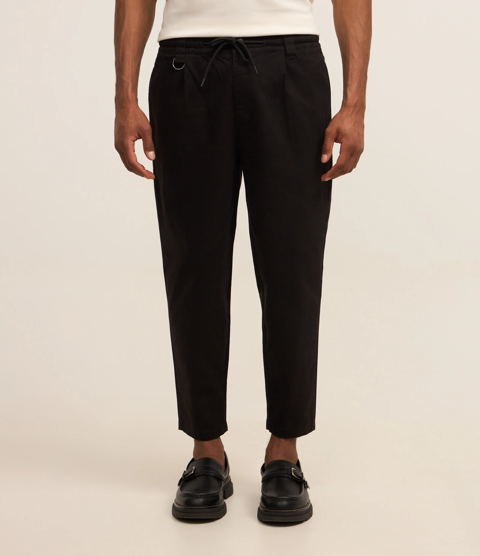 Calça Balloon em Sarja com Efeito Acetinado Cinza Escuro 2