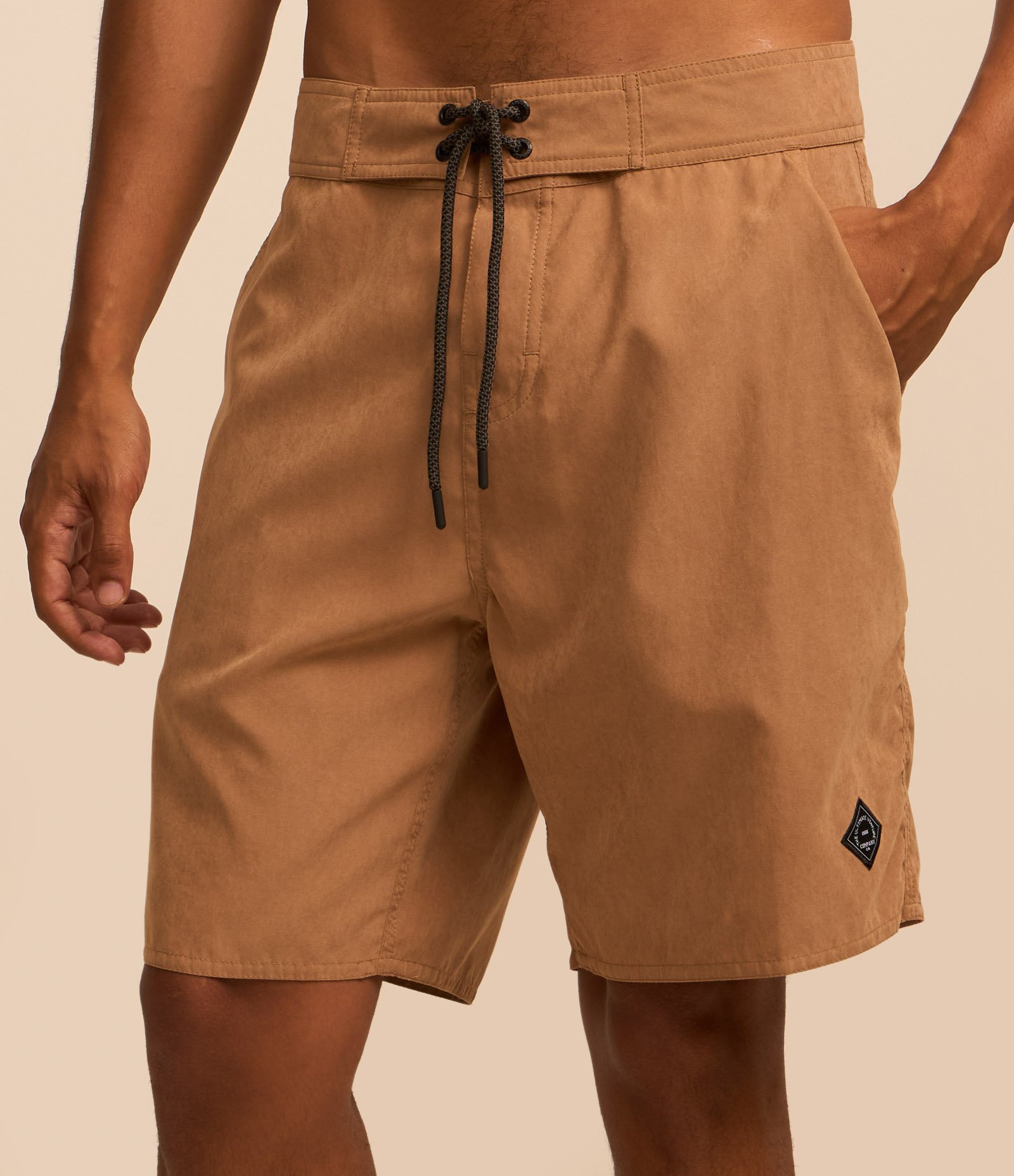 Bermuda com Cós Fixo e Cordão Contrastante Marrom 3