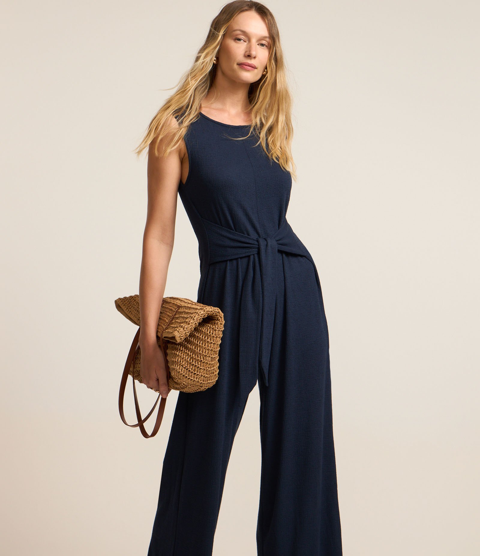 Macacão Reto em Viscose com Amarração na Cintura 2