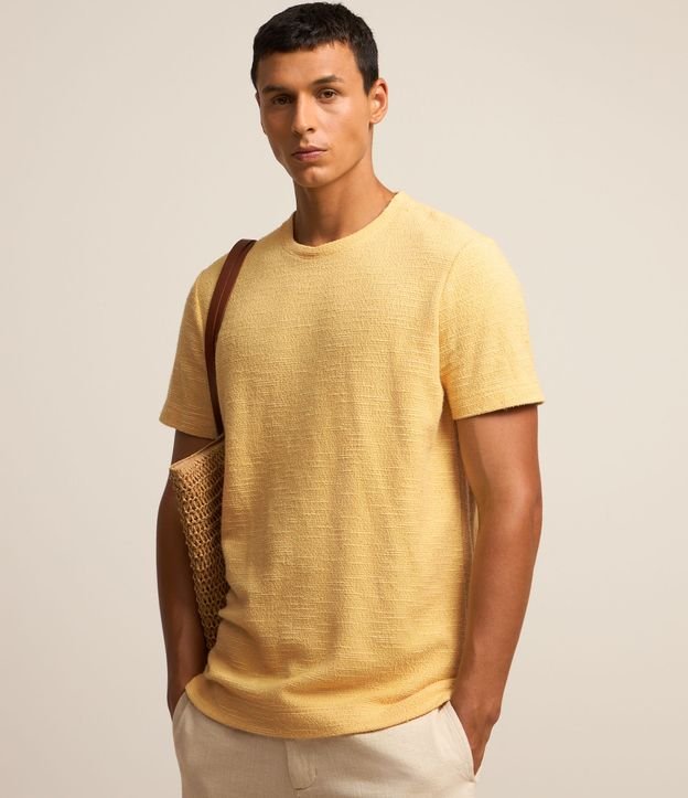 Camiseta Regular em Meia Malha com Textura Diferenciada