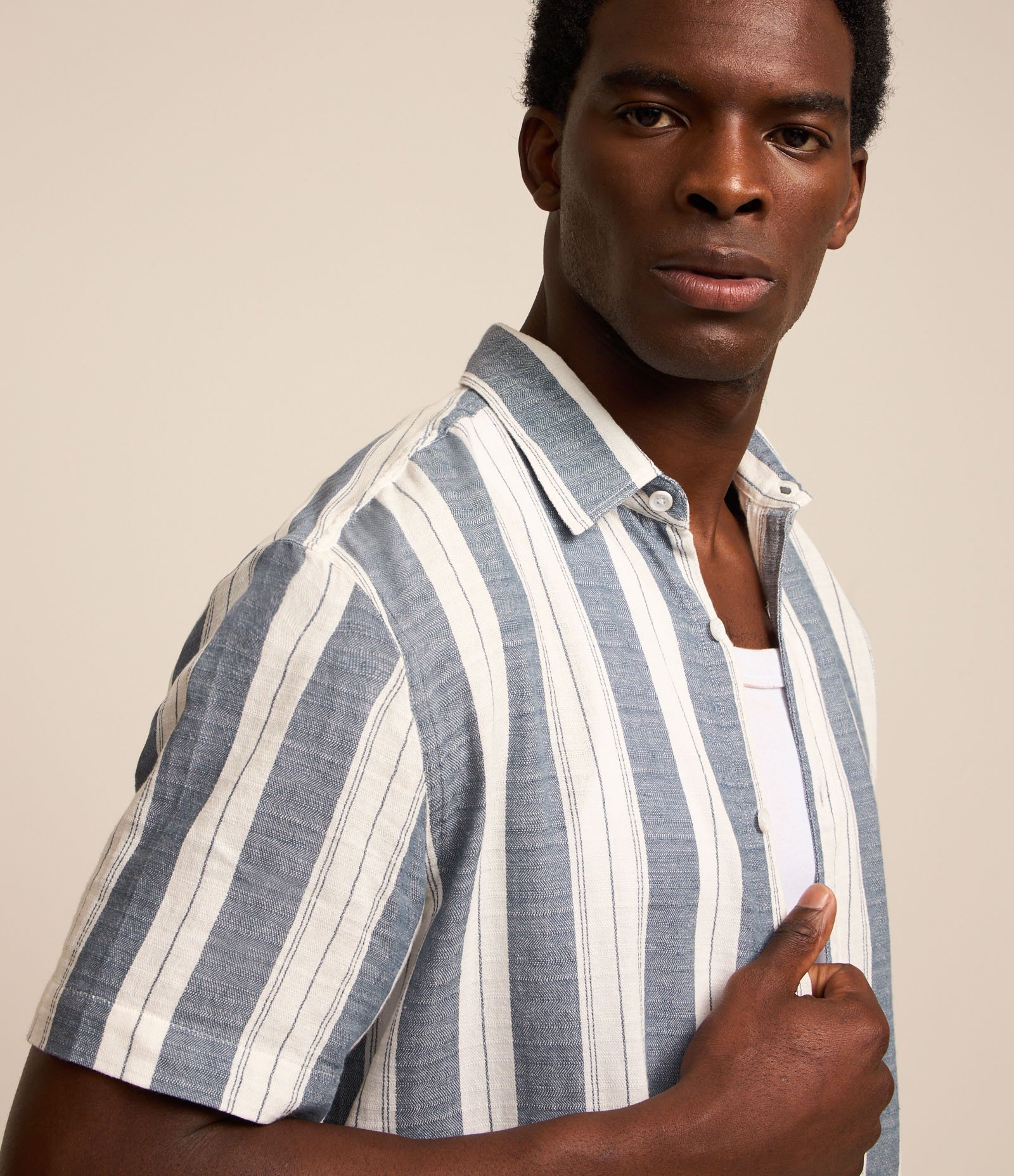 Camisa Comfort em Linho com Estampa de Listras Azul Médio/ Branco