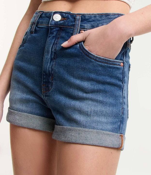 Short Hot Pants Cintura Alta em Jeans com Barra Dobrada