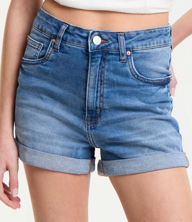 Short Hot Pants Cintura Alta em Jeans com Barra Dobrada