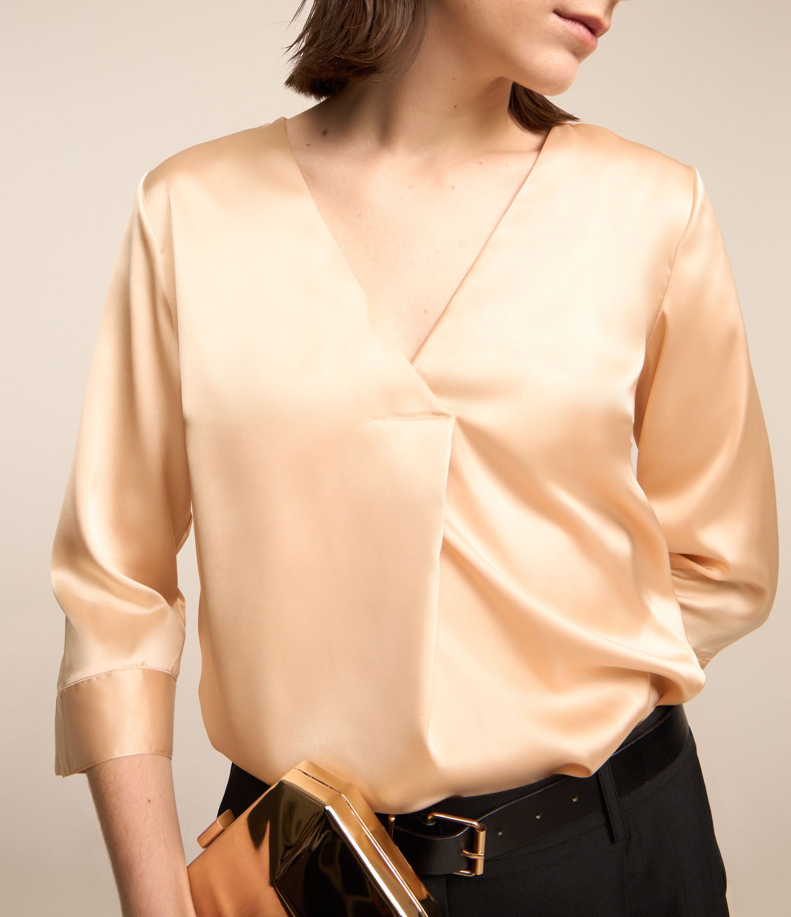 Blusa em Tecido Acetinado com Decote V e Prega Frontal Bege Champagne 1