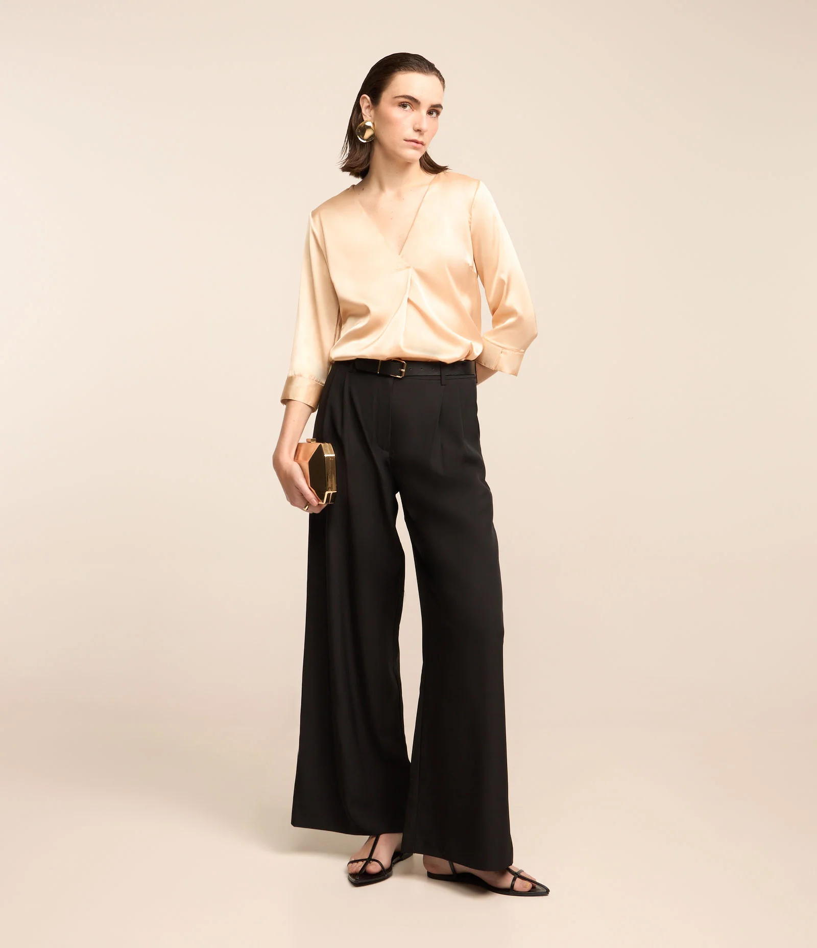 Blusa em Tecido Acetinado com Decote V e Prega Frontal Bege Champagne 2