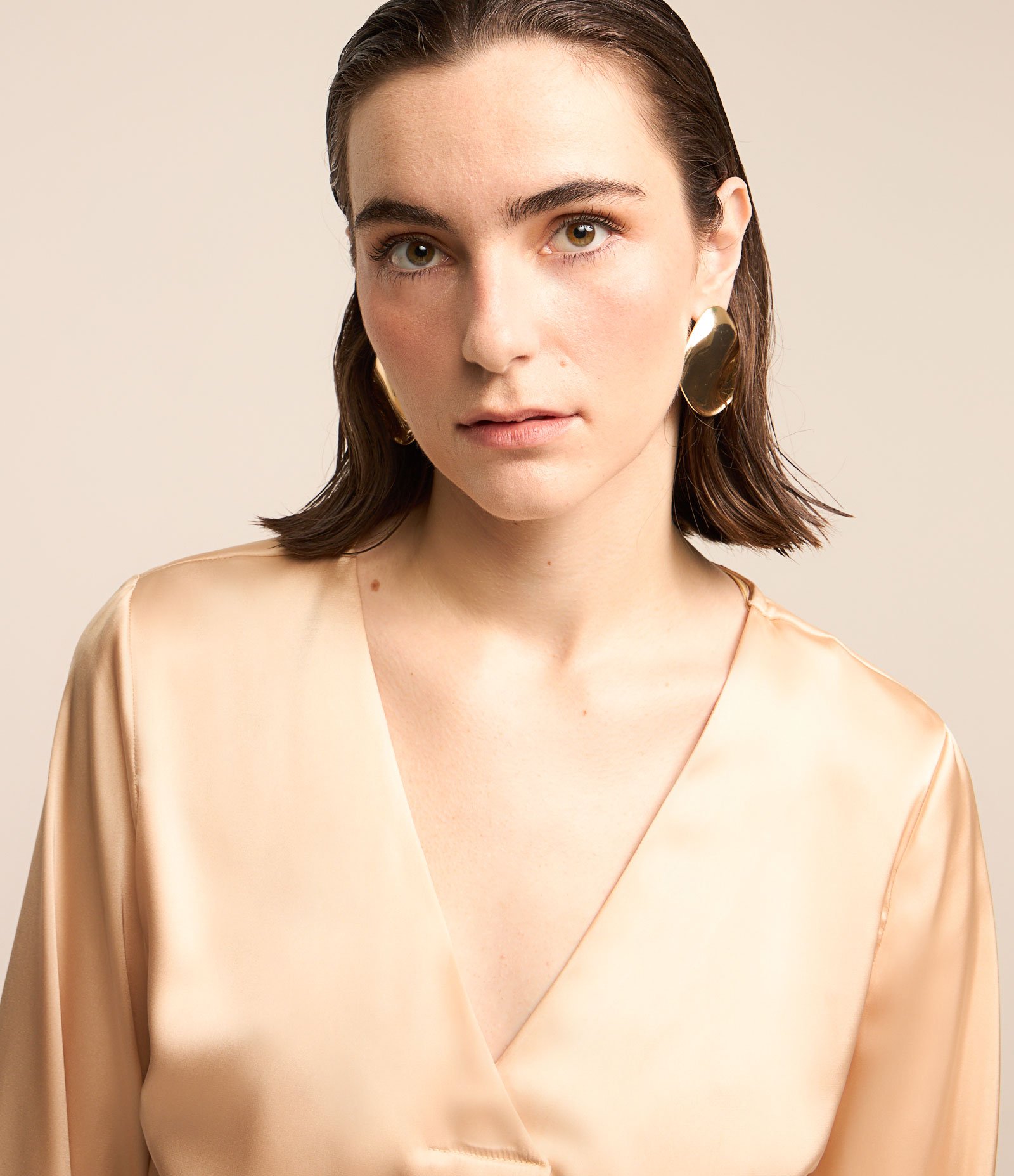 Blusa em Tecido Acetinado com Decote V e Prega Frontal Bege Champagne 3