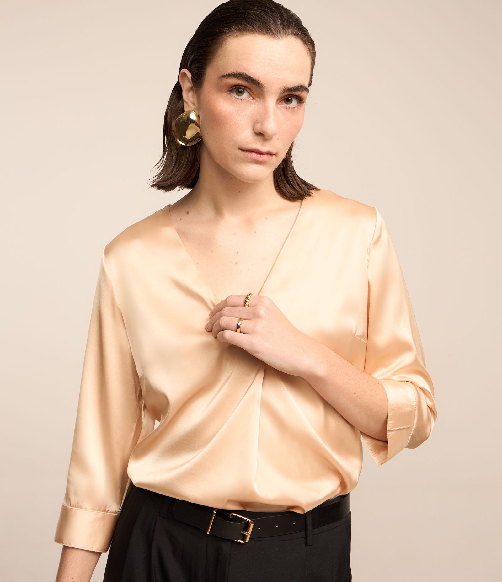 Blusa em Tecido Acetinado com Decote V e Prega Frontal Bege Champagne 4