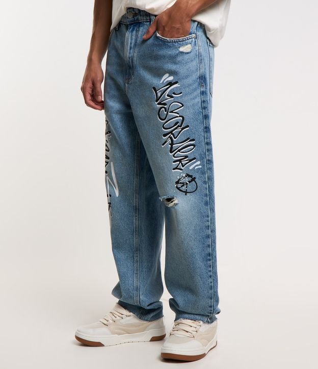 Calça Baggy Jeans com Puídos e Estampa efeito Grafite