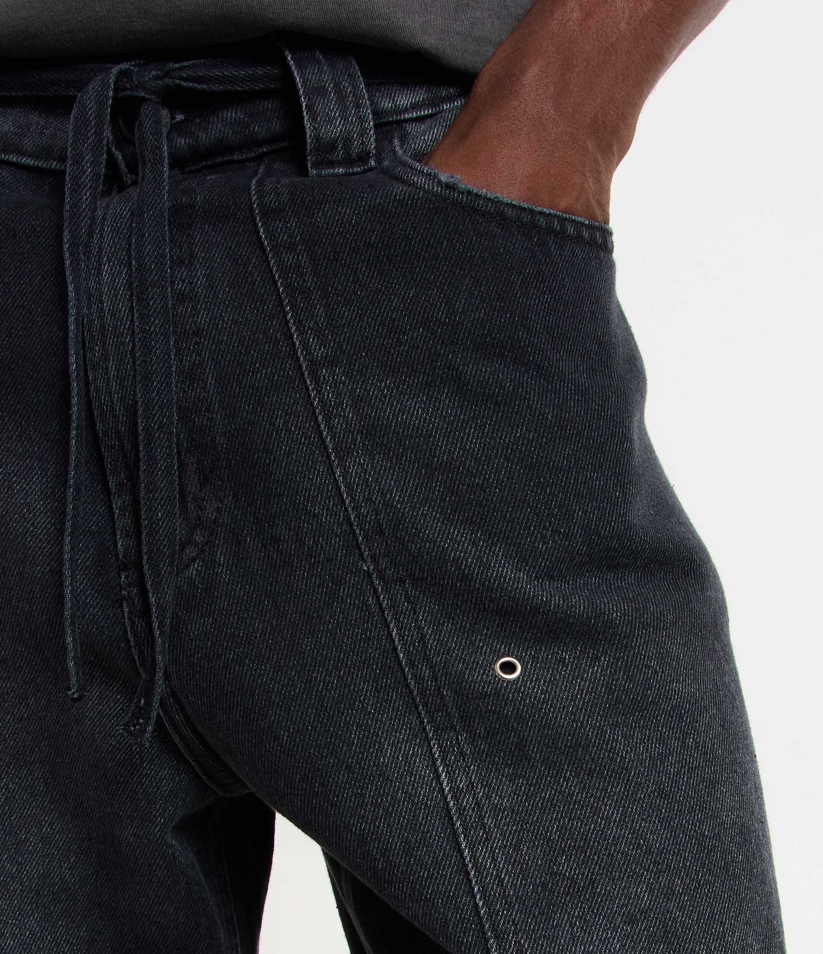 Calça Flare Jeans com Ilhós e Cinto Preto 4