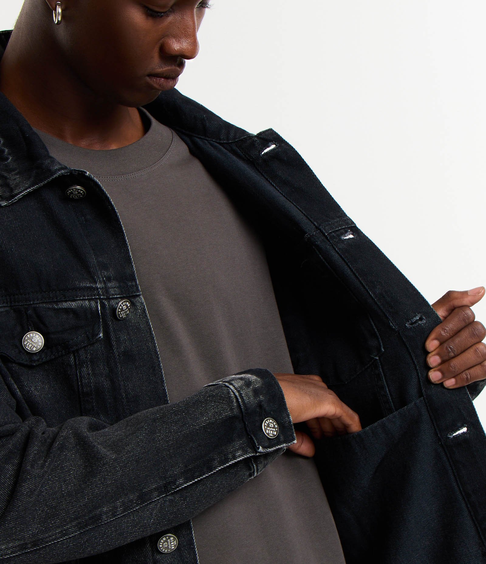 Jaqueta Regular em Jeans Estonada com Botões e Bolsos no Peito Preto 5