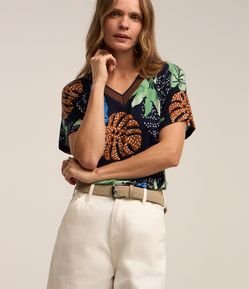 Blusa em Viscose com Estampa Folhagens e Decote Detalhado