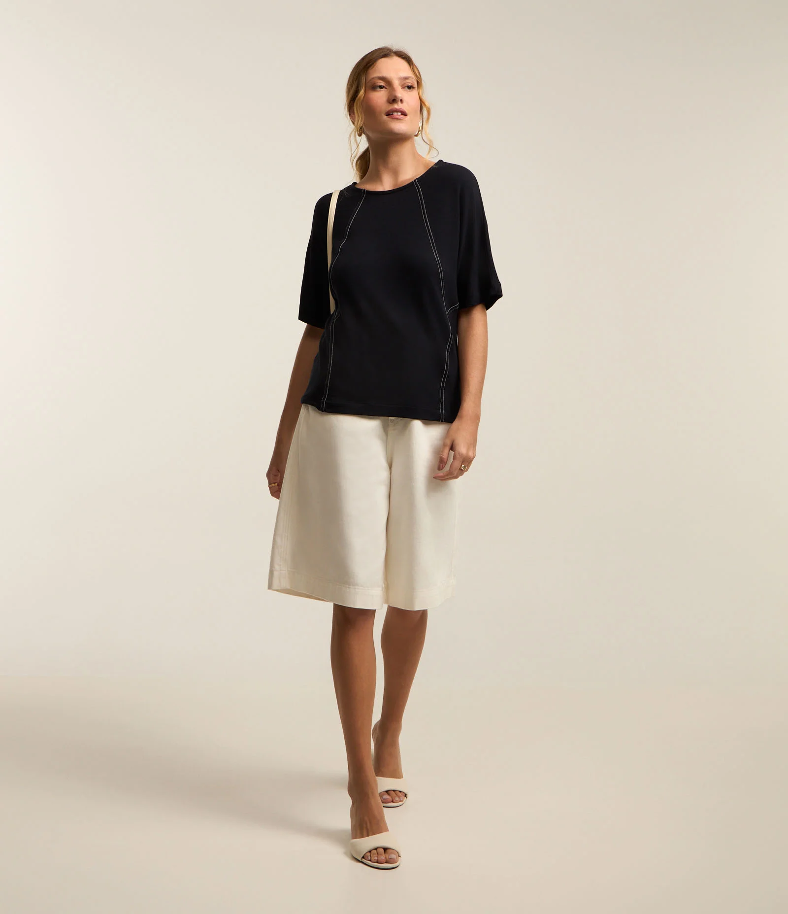 Blusa em Moletinho com Recortes Frontais Preto 2